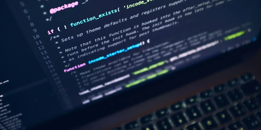 Pantalla de una computadora portátil con código de programación